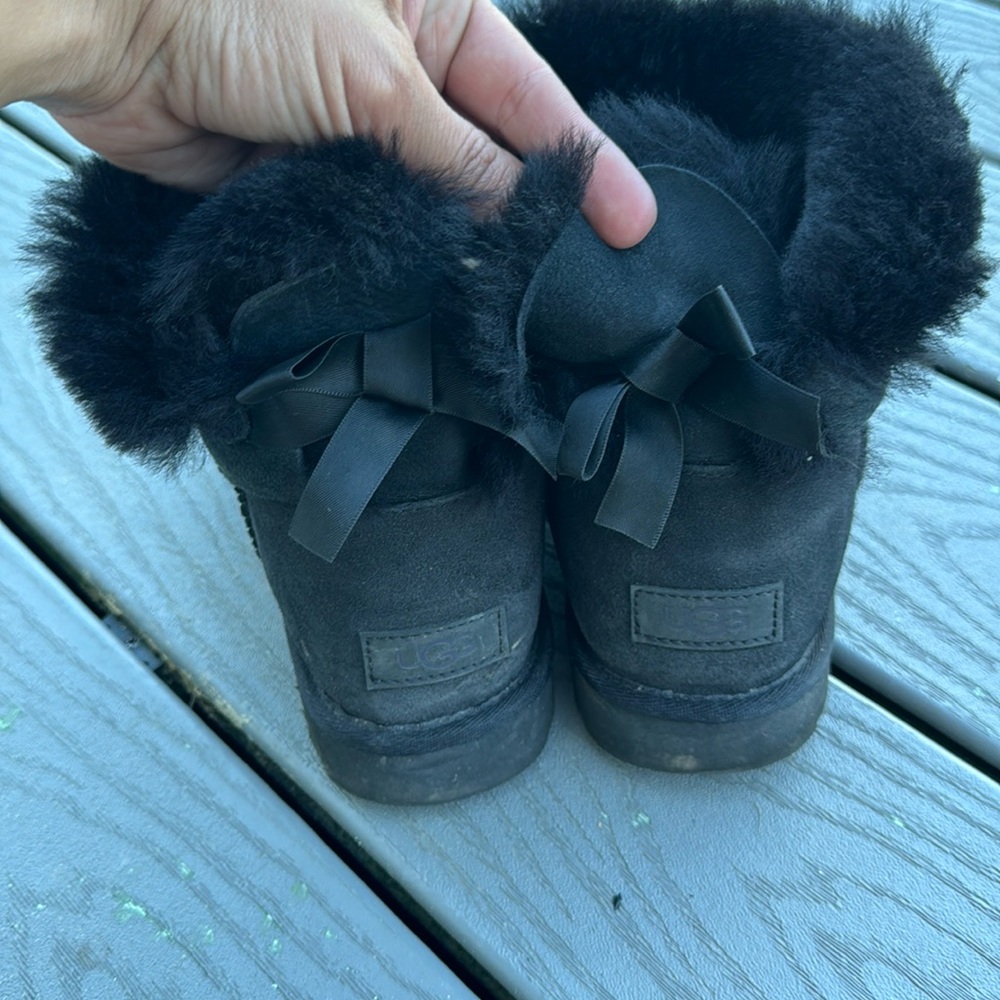UGGS size 8- black Bailey bow short- gently used. Size 8.